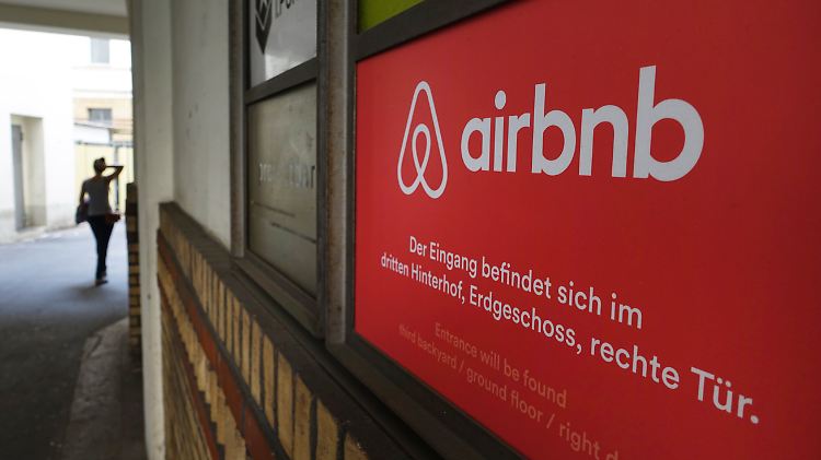 Airbnb hatte angekündigt, die Unterkünfte aus dem Angebot zu nehmen, um keine Gewinne in Gebieten zu machen, "aus denen Menschen vertrieben worden sind."