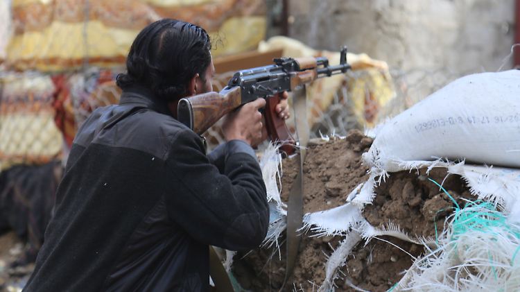 Ein Kämpfer der Salafi-Brigade von Abu al-Abbas. Die Miliz steht im Verdacht, gemeinsame Sache mit Al-Kaida zu machen. 