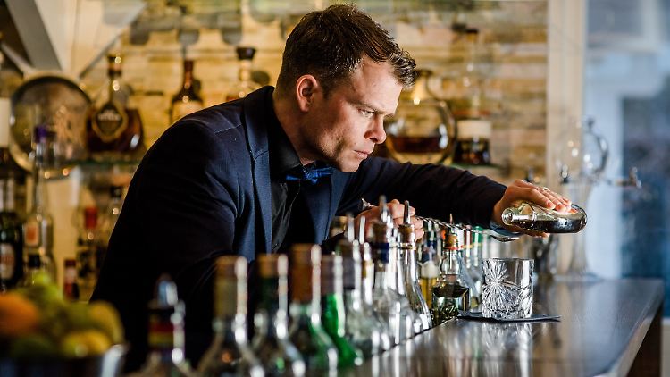 In seinem Element: Christian Kerber an der Bar in Bülow's GartenLounge im Hotel Polar-Stern.