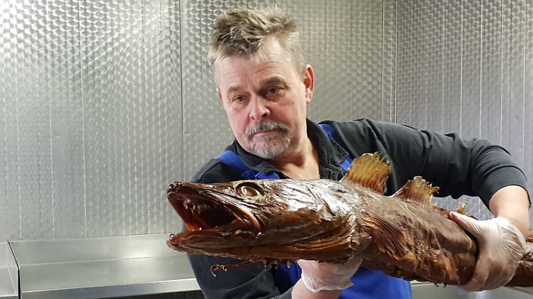Der Meister und sein Produkt: Roberto Kepplers Räucherfische sind auch was fürs Auge.