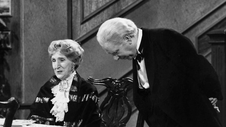 Die britischen Zuschauer sehen heute den "typisch britischen" Sketch "Dinner for One" zum ersten Mal in voller Länge.