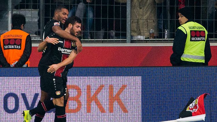 Doppelpacker Kevin Volland, von Jonathan Tah umarmt.