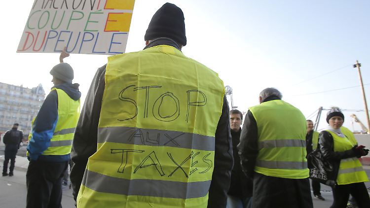 Die "Gelben Warnwesten" demonstrieren in Paris gegen hohe Kraftstoffpreise und die geplante Ökosteuer auf Diesel.