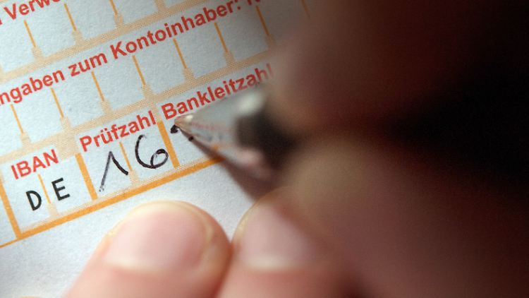 Für Überweisungen in Papierform erheben Banken zunehmend Gebühren.