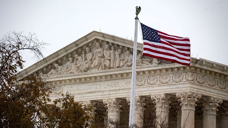In den USA müssen Fälle üblicherweise auf den unteren Instanzen abschließend geklärt sein, bevor sie weiter an den Obersten Gerichtshof gehen. Trump will dies jetzt umgehen.