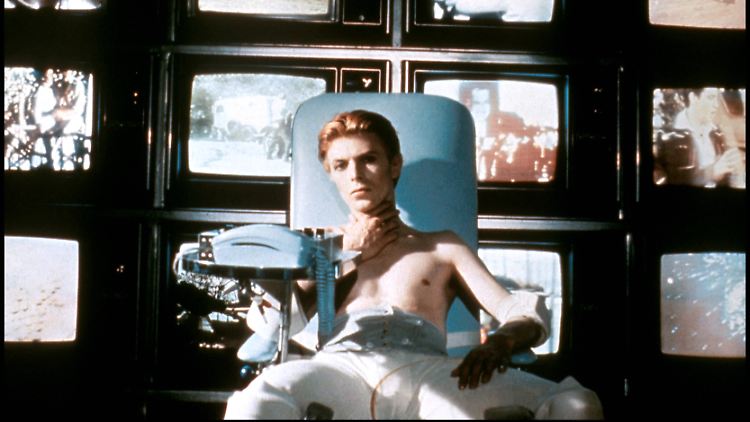 Für seinen Sience-Fiction-Film "Der Mann, der vom Himmel fiel" holte Roeg 1976 David Bowie vor die Kamera.