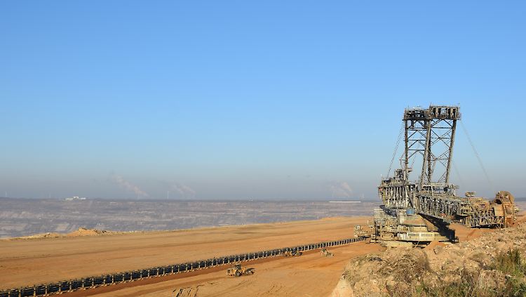 Gleich nach der Abbruchkante schon der Mond: Der Tagebau reißt tiefe Wunden in die Natur.