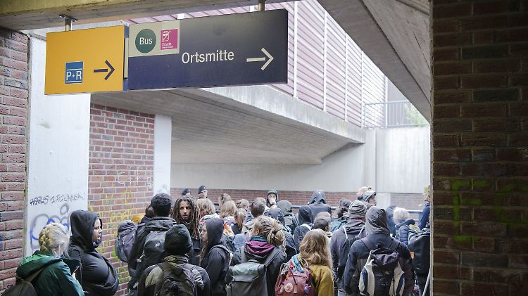 Ausnahmezustand: Regelmäßig sind in Buir mehr Aktivisten und Polizisten unterwegs als der Ort Einwohner zählt.