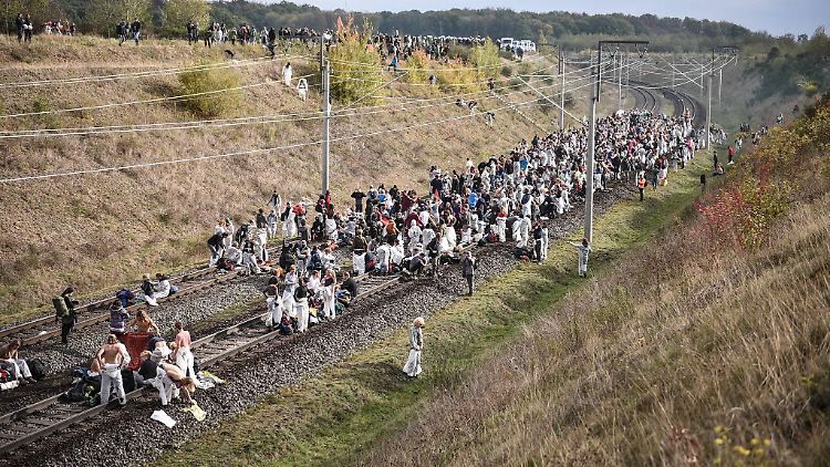 Ende Oktober besetzten Aktivisten kurzzeitig die Hauptschlagader des Tagebaus, die zweigleisige Kohlebahn.