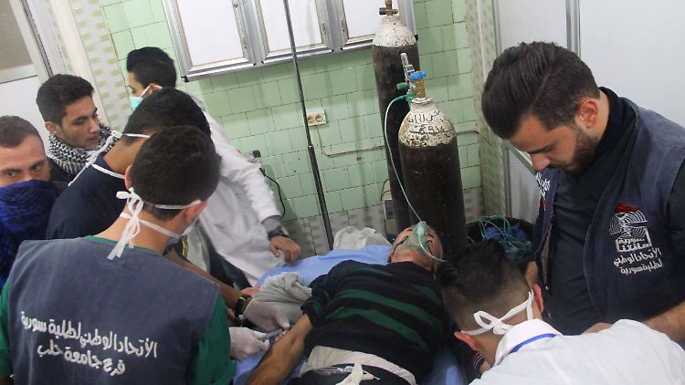 Verletzte werden im Krankenhaus von Aleppo behandelt.