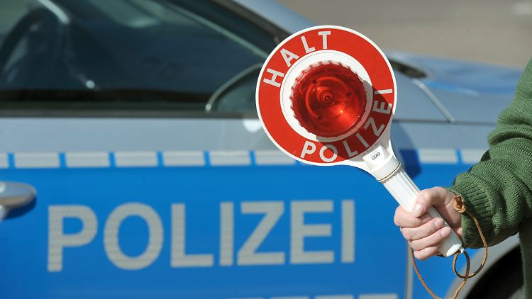 Die Frau ist vermutlich durch Gewalteinwirkung gestorben, teilte die Polizei mit.