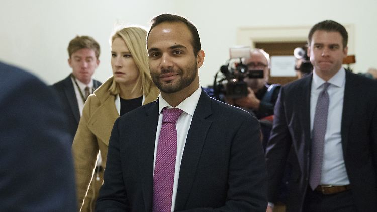 George Papadopoulos muss zwei Wochen hinter Gitter, dazu bekam er noch eine Geldstrafe, gemeinnützige Arbeit und eine Bewährungszeit aufgebrummt.