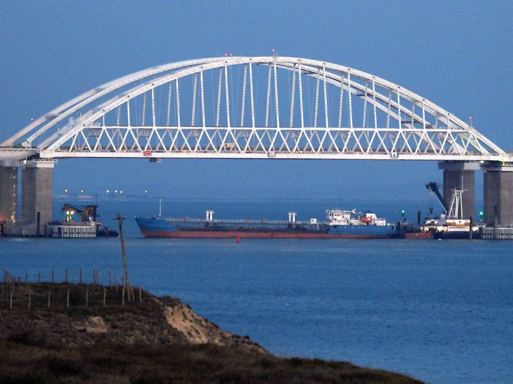 Seeblockade an der Einfahrt zum Asowschen Meer: Ein querliegender Frachter sperrt die Durchfahrt unter der neuen russischen Brücke bei Kertsch.