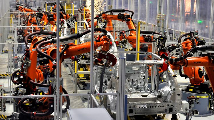 Der chinesische Hausgeräte-Hersteller Midea hält fast 95 Prozent der Kuka-Anteile. 