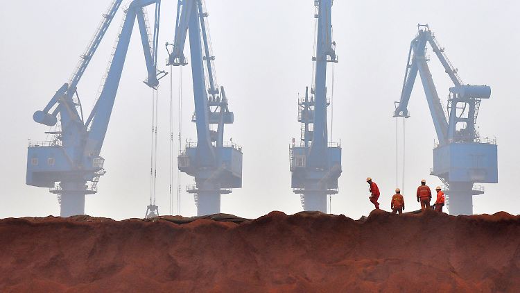 Drohender Konjunktureinbruch in China? Im Hafen von Tianjin rund 150 Kilometer südöstlich von Peking lagert Eisenerz aus Australien.