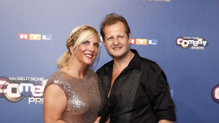 Im Oktober waren Daniela und Jens Büchner noch gemeinsam beim Deutschen Comedypreis. Fünf Wochen später stirbt der 49-jährige "Goodbye Deutschland"-Teilnehmer.