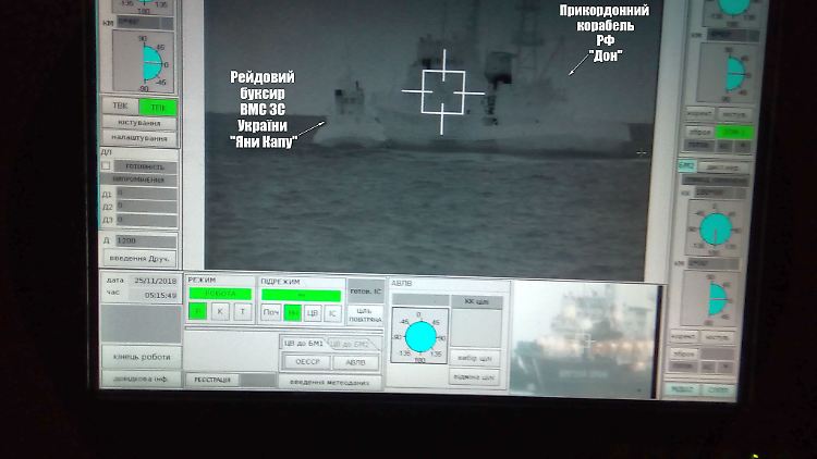 Ein Schiff der russischen Küstenwache stoppt ein Boot der ukrainischen Marine.