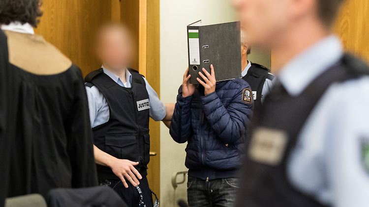Die jungen Männer haben mehrere Mädchen an abgelegenen Orten vergewaltigt.
