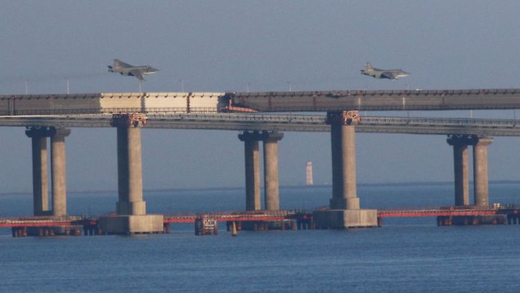 Russische Kampfjets im Tiefflug über der Meerenge von Kertsch.