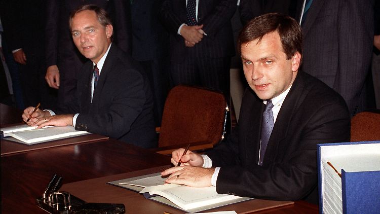 Bundesinnenminster Wolfang Schäuble und Staatssekretär Günther Krause beim Unterzeichnen des Eingungsvertrags zwischen BRD und DDR 1990.