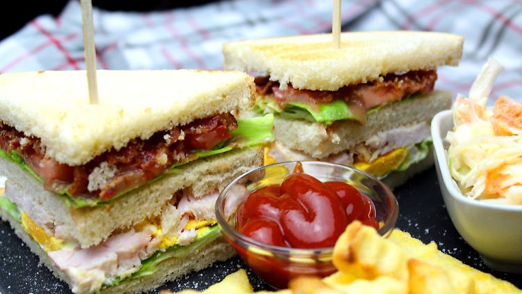 Chicken Club Sandwich - hier mit Pommes frites und Krautsalat.