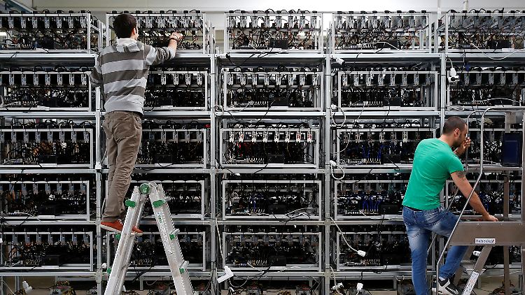 Nachdem die Rechenleistung des Bitcoin-Netzwerks jahrelang gestiegen war, registrieren Beobacher erstmals einen Rückgang. 