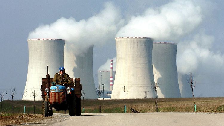 Weithin sichtbare Kühltürme: Die Anlagen des Atomkraftwerks Dukovany (Archivbild) liegen rund 30 Kilometer westlich von Brünn in Südmähren.