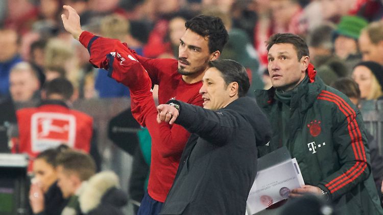 Da geht's lang! Oder doch dort? Nico Kovac, sein Bruder Robert und Mats Hummels beim Bundesligaspiel gegen Düsseldorf. Was sie in dem Moment noch nicht wissen: Gleich schießt die Fortuna das 3:3.