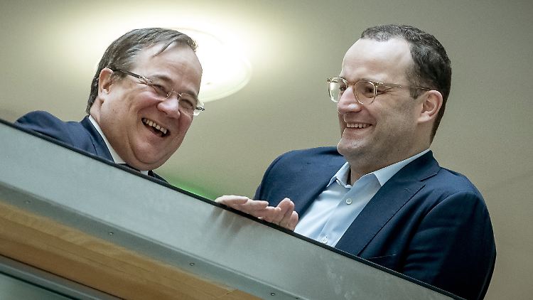 Vor der Vorstandssitzung unterhalten sich NRW-Ministerpräsident Armin Laschet und Gesundheitsminister Jens Spahn.
