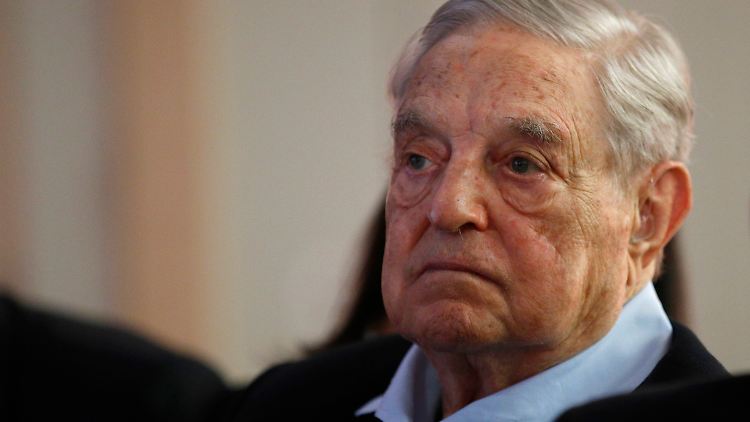 George Soros wird mit 14 Jahren versteckt und kann so den Nazis entgehen.