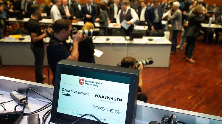 Rund einen Monat vor dem offiziellen Bekanntwerden der Abgas-Manipulation soll VW von dem Betrug gewusst haben.
