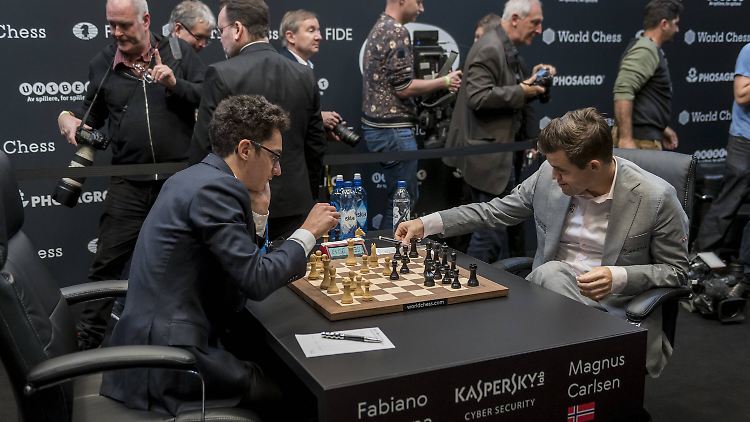 "Ich war etwas überrascht von dem Remis", sagte Caruana (l.) nach dem erneuten Unentschieden gegen Carlsen.