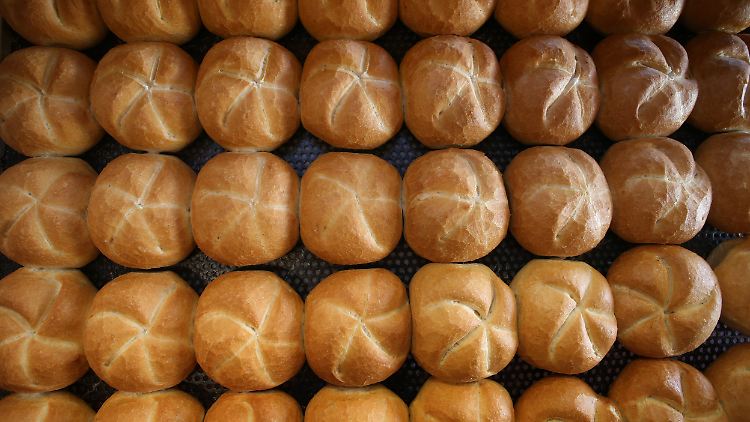 Nach dem Ladenschlussgesetz des Bundes dürfen Bäckereien an Sonn- und Feiertagen höchstens drei Stunden lang Brötchen und Brezeln verkaufen.