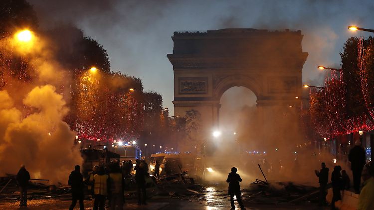 Am Wochenende kam es auf der Pariser Prachtstraße Champs-Élysées zu Ausschreitungen. Über einhundert Demonstranten wurden festgenommen.