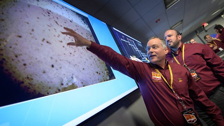 Die erste Aufnahme durch "InSight" wird von den Nasa-Wissenschaftlern 