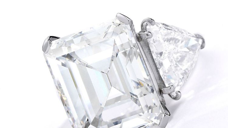 Der wohl mehr als eine Million Dollar wertvolle Verlobungsring von Barbara Sinatra wird Anfang Dezember bei Sotheby's versteigert.