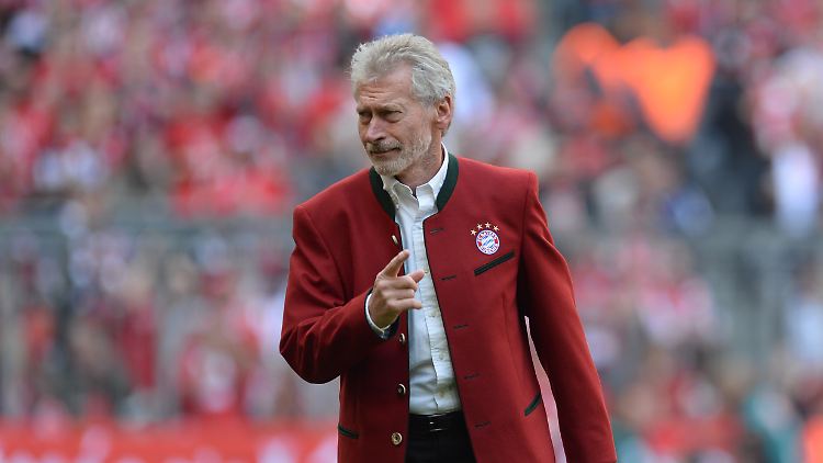 Breitner muss sich im Stadion künftig wohl am Wurststand anstellen.