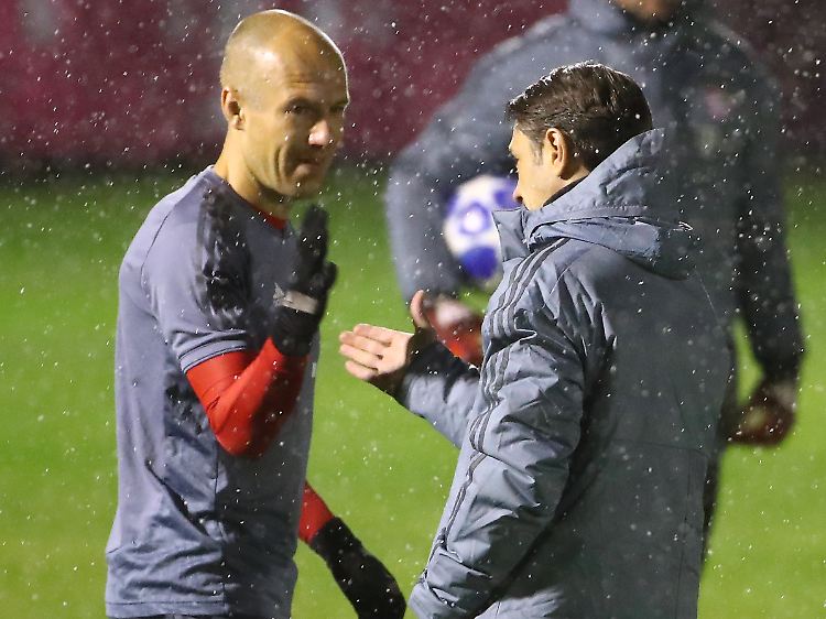 Schon ein Punkt würde Arjen Robben (l.) und dem FC Bayern München fürs Champions-League Achtelfinale reichen. Seinem Trainer Niko Kovac (r.) auch?