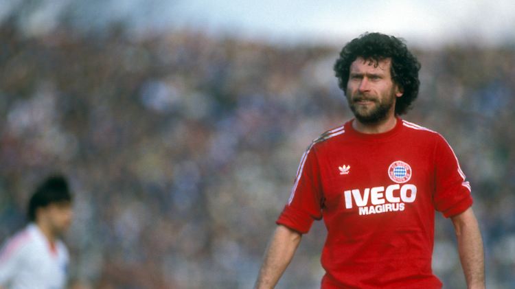 Die Frage ist ja, ob Paul Breitner doch wieder auf die Ehrentribüne darf, wenn er sich sein altes rotes Trikot anzieht.