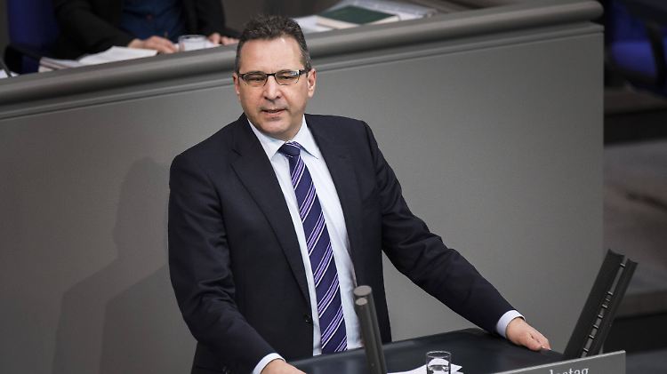 CDU-Politiker Joachim Pfeiffer fordert härtere Strafen bei Verstößen durch die Netzbetreiber.