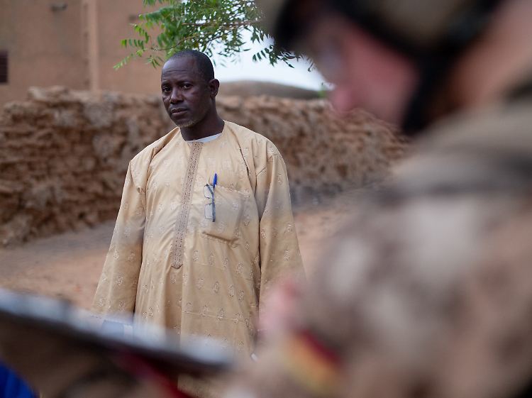 Der jüngere Bruder Salihus beäugt die Deutschen skeptisch. Ohne internationale Truppen in Mali wäre die Lage vielleicht aber noch prekärer.