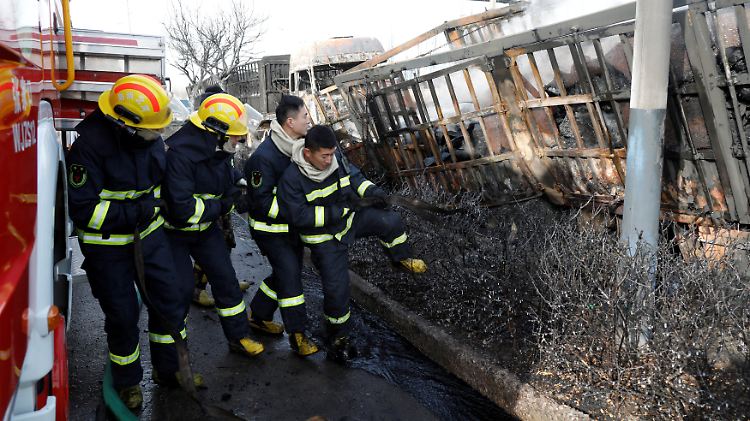Feuerwehrleute begutachten den Unglücksort.