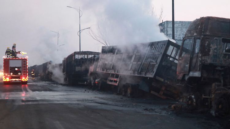 Der Gefahrguttransporter flog am Zugangstor zur Chemie-Fabrik in die Luft. Dann fingen weitere Fahrzeuge Feuer.