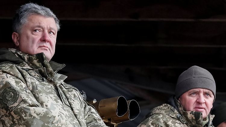 Ein "Präsident des Krieges"? Ukraines Staatschef Poroschenko bei einer Truppenübung vor einer Woche.