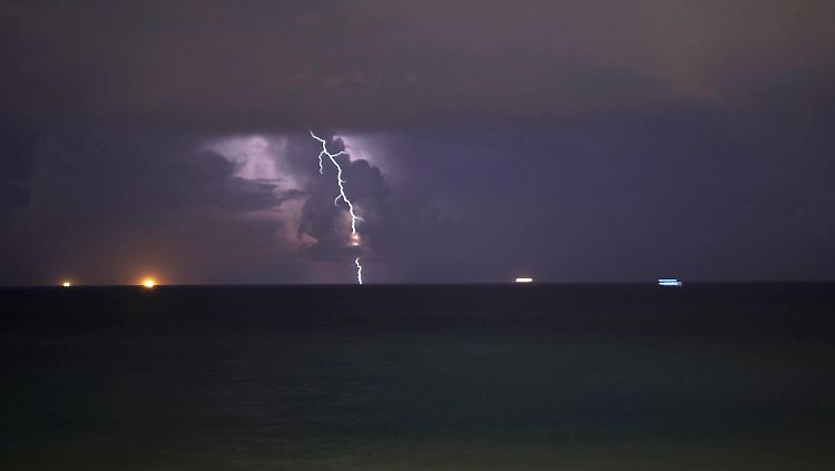 In der Region, in der das Boot kreuzt, zieht inzwischen ein Unwetter auf.
