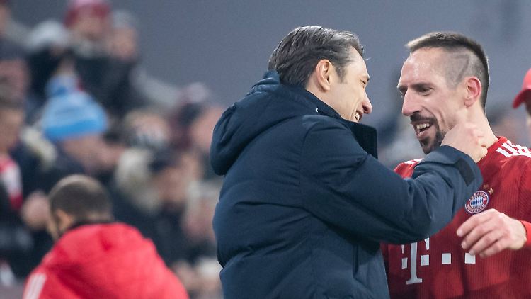 Alles gut beim FC Bayern? Die Laune jedenfalls stiimmt und offenbar auch die Atmosphäre: Franck Ribéry umarmt Nico Kovac nach seiner Auswechslung.