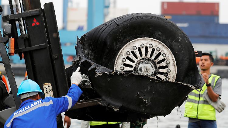 Enorme Kräfte beim Aufschlag auf dem Wasser: Ein Teil des Fahrwerks der abgestürzten Boeing 737 Max von Lion Air.