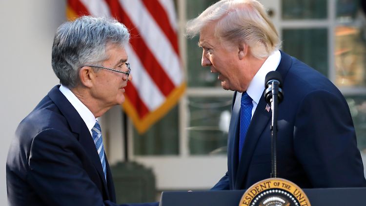 Jerome Powell und Donald Trump.