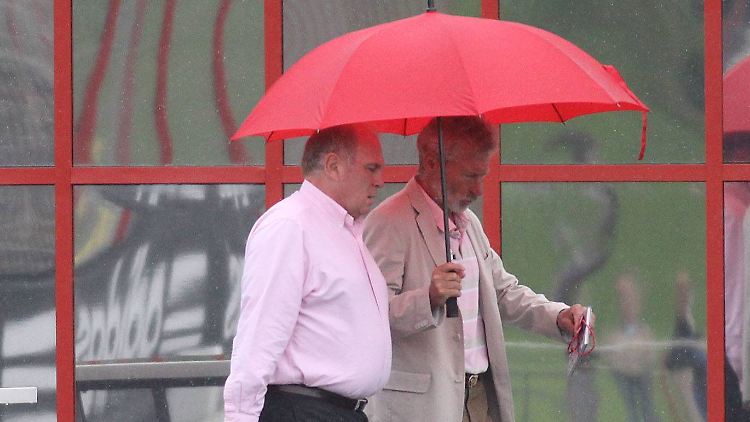Franz Beckenbauer würde gerne dafür sorgen, dass Uli Hoeneß und Paul Breitner sich in Zukunft auch mal wieder einen Schirm teilen.