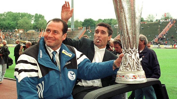 iZurück im Parkstadion: Huub Stevens und Manager Rudi Assauer feiern am 22. Mai 1997 den Gewinn des Uefa-Pokals.